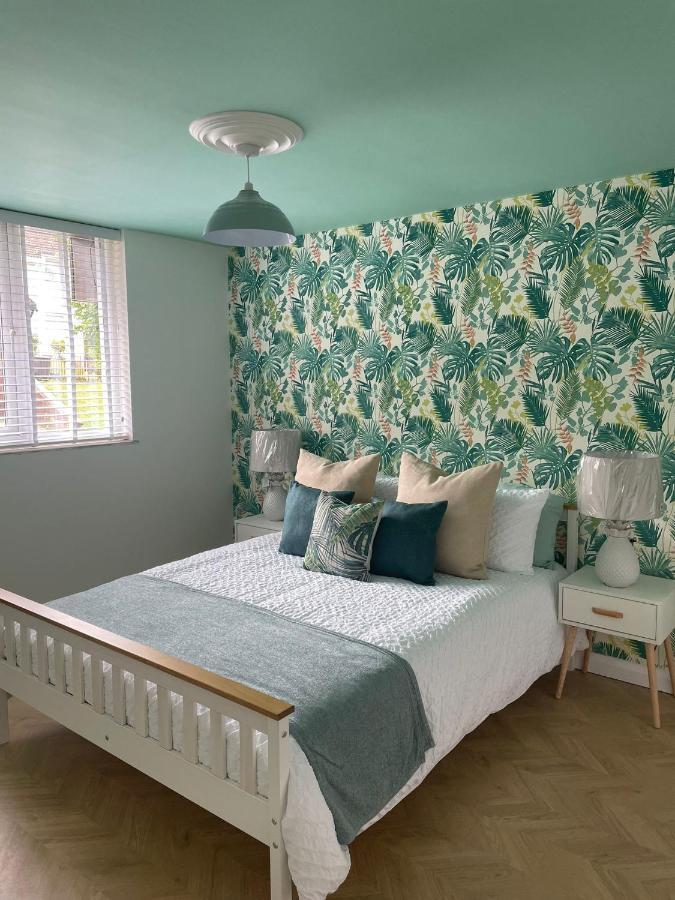 Holiday home Stylish 3 Bedroom Seaside Escape - Newly Renovated *