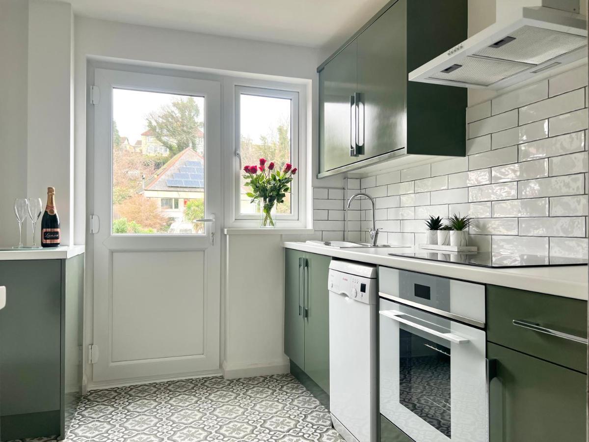 Stylish 3 Bedroom Seaside Escape - Newly Renovated Paignton