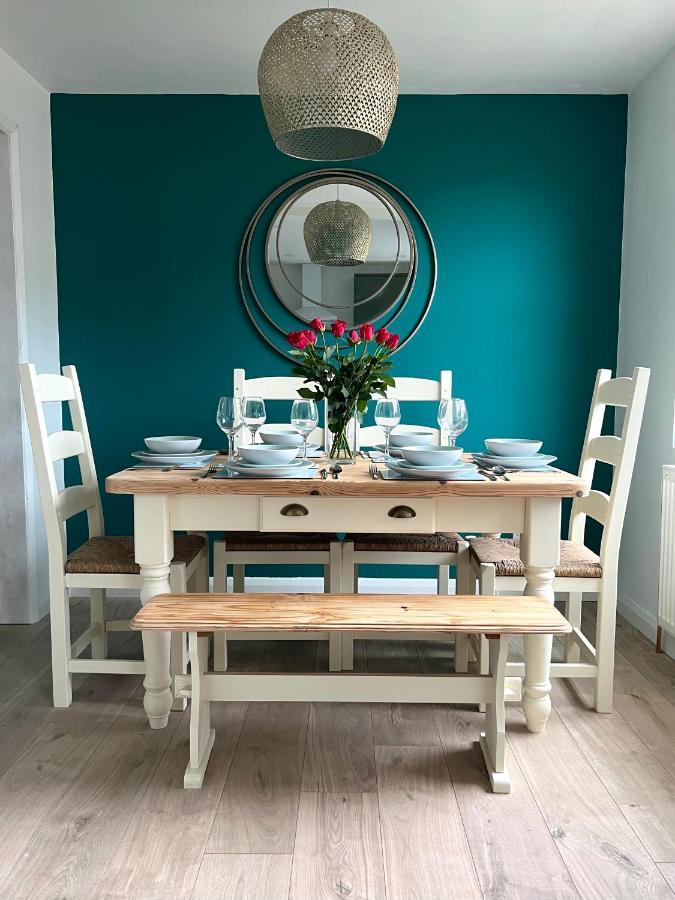Stylish 3 Bedroom Seaside Escape - Newly Renovated *