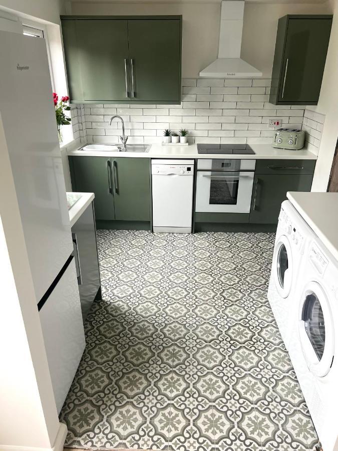 Stylish 3 Bedroom Seaside Escape - Newly Renovated Paignton