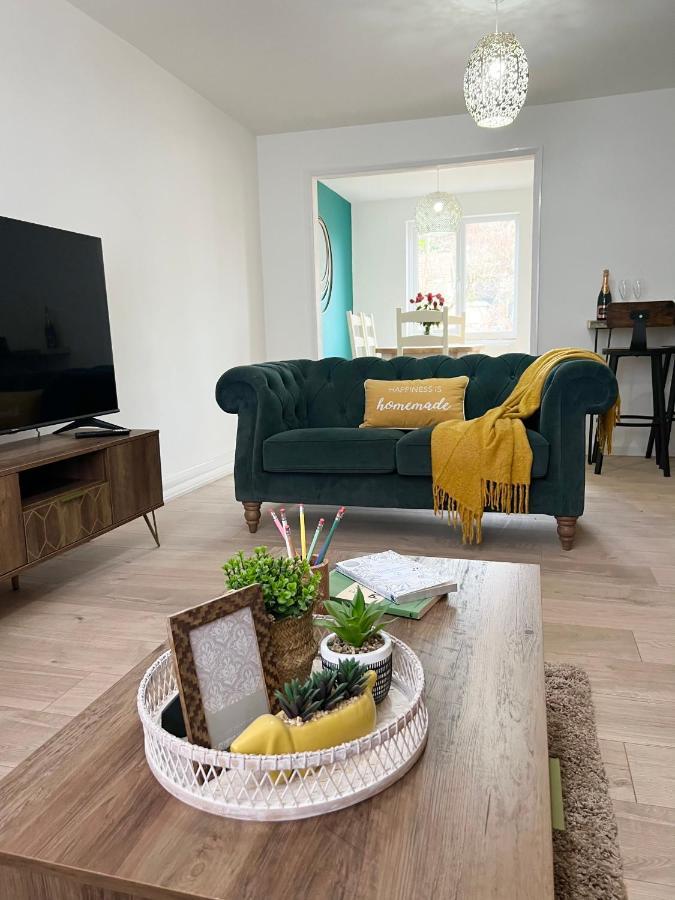 Stylish 3 Bedroom Seaside Escape - Newly Renovated *