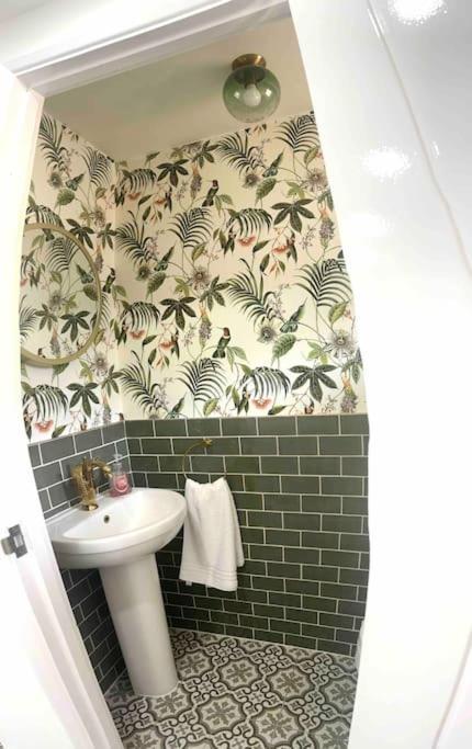 Holiday home Stylish 3 Bedroom Seaside Escape - Newly Renovated *