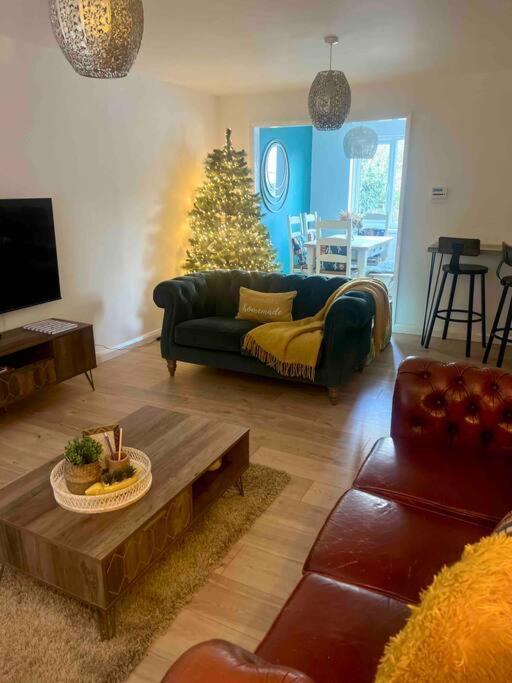 Stylish 3 Bedroom Seaside Escape - Newly Renovated Holiday home *